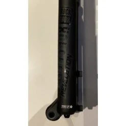 Rock-shox Fourche ROCKSHOX Revelation RC 27.5" 150mm Boost 15x110mm -Magasin De Sport De Vélo fourche rockshox revelation rc 275 150mm boost 15x110mm 1 4