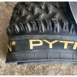 Pneu HUTCHINSON PYTHON 2 27,5x2.25 RaceRipost XC Tubeless Ready Souple -Magasin De Sport De Vélo pneu hutchinson python 2 275x225 raceripost xc tubeless ready souple 1